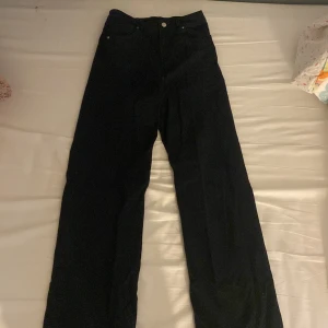 jeans - säljer dessa svarta vida jeans i storlek 36, inte använda många gånger alls, har bara aldrig blivit av att dom använts. kan tänka mig att sälja dom billigare vill bara bli av med dom så kom med bud. kan fraktas men du står för frakten