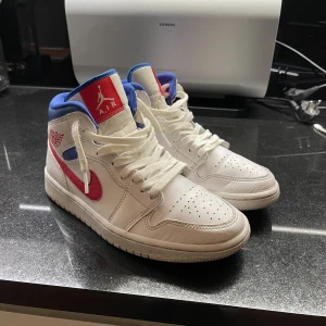 Jordan 1 mid white red royal - Helt användabara gjort rent skorna, haft skorna i 1,5 år, snörerna fortfarande lite smutsiga. Kan förhandla med priset. Har lådan till skorna! Bor i Stockholm om du vill mötas upp och hämta skorna. Perfekta till sommarn☀️