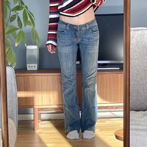 Lågmidjade jeans från brandy melville  - Jättesnygga jeans från brandy i modellen Brielle 90s jeans🤩(Andra bilden lånad från hemsidan) Har små slitningar vid hälarna, men inget som påverkar funktionen eller intrycket. Hör gärna av er vid fler frågor! 🥰 Gratis leverans idag! 😍