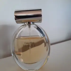 Calvin Klein beauty parfym. 30ml ca 80%kvar. Köparen betalar frakten.