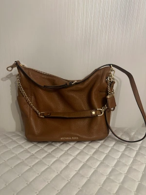 Michael kors väska  - Michael kors väska. Använd 1 gång. Inget kvitto men dustbag. 