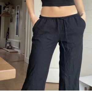 Linnebyxor från HM 🖤 - Kommer tyvärr aldrig till användning så säljer vidare 🖤 storlek S och i fint skick!! Knappt använda 🫶🏼bud från 200 kronor! (Första bilden är lånad men kan såklart skicka egna ifall det önskas)