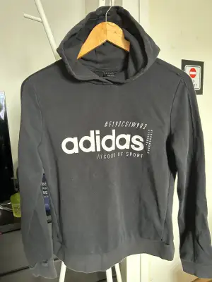 Adidas hoodie i storlek L för 99kr 