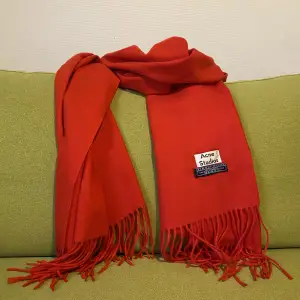 Röd halsduk från ACNE (?) som är köpt på Facebook market, därav kan jag inte garantera äktheten och således priset. Endast testad. 