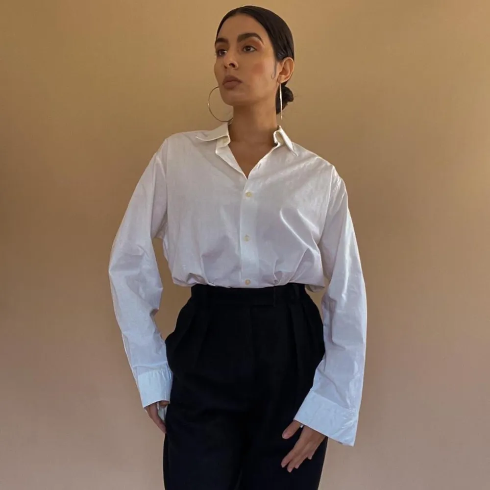 Vintage Embroidered Cotton Blouse in White with Embroidered Detail. Crisp White Cotton Fabric. Cufflinking Sleeves, Cufflinks Sold Separately. Made in Germany. Pristine Condition.  100% Cotton  Best Fits M/L. Toppar.