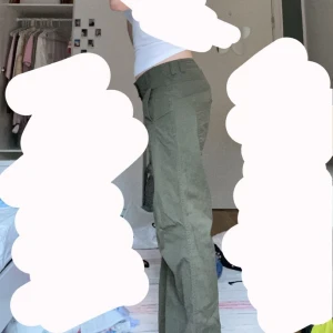 ONLY lågmidjade gröna cargobyxor - Jättefina lågmidjade cargobyxor som är utsvängda i benen. Storleken är 40 och köparen står för frakten. 