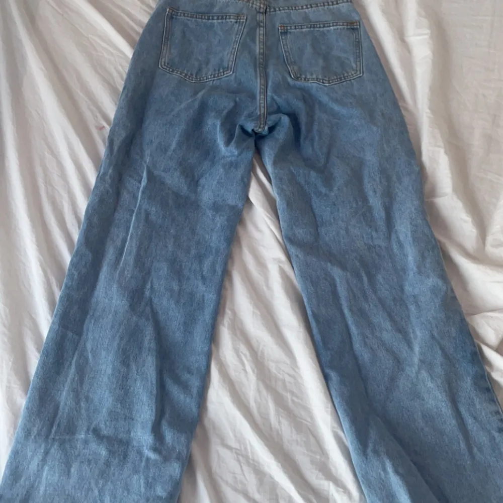 Jeans i bra skick använda men inte mycket, dom är precis som nya, bra kvalitet och fina. Högmidjade.. Jeans & Byxor.