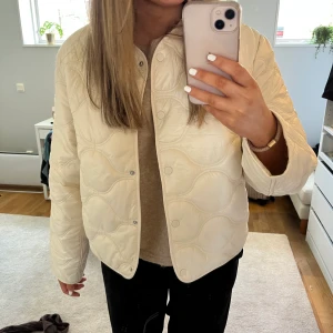 Mango jacka - Så snygg och fräsch jacka från mango!! Helt slutsåld! Storlek XL men passar S/M då den är väldigt liten i storleken! Använd 1 gång.