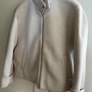 Beige COS jacka strl. M - Jättefin jacka från COS med fina detaljer. Säljer då den inte kommer till användning längre. Precis som ny!  