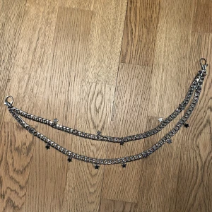 Silvrig kedja till jeans - Silvrig kedja med stjärnor som krokas fast på jeans. 