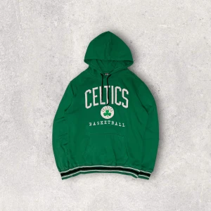 Boston Celtics Hoodie - 00’s - PTP: 61 cm, length: 70 cm. If you are interested in the item please DM first. 