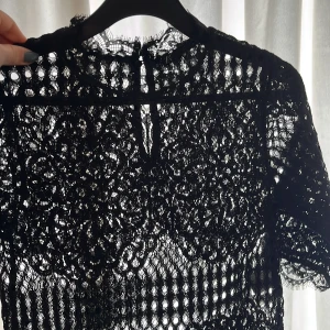 Spets-topp - Säljer då den är för liten för mig. Det finns alltså inga bilder med den på tyvärr💓 Sååå söt och trendig från Zara. Stängs med 2 knappar i nacken. Inga defekter. Nypris: ca 400kr