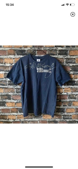 Billabong t-shirt - Säljer min Billabong t-shirt pga att den inte kommer till användning, köpt här på plick! Kontakta mig om du är intresserad eller har frågor, köparen står för frakt❤️