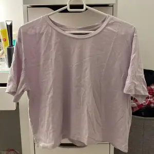 Skön och luftig, ganska bred ljuslila t-shirt i strl M från lager157. Använd ett fåtal gånger och ser lite skrynklig ut nu då den legat nerpackad. Perfekt t sommaren! 30kr+frakt