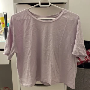 Ljuslila t-shirt - Skön och luftig, ganska bred ljuslila t-shirt i strl M från lager157. Använd ett fåtal gånger och ser lite skrynklig ut nu då den legat nerpackad. Perfekt t sommaren! 30kr+frakt