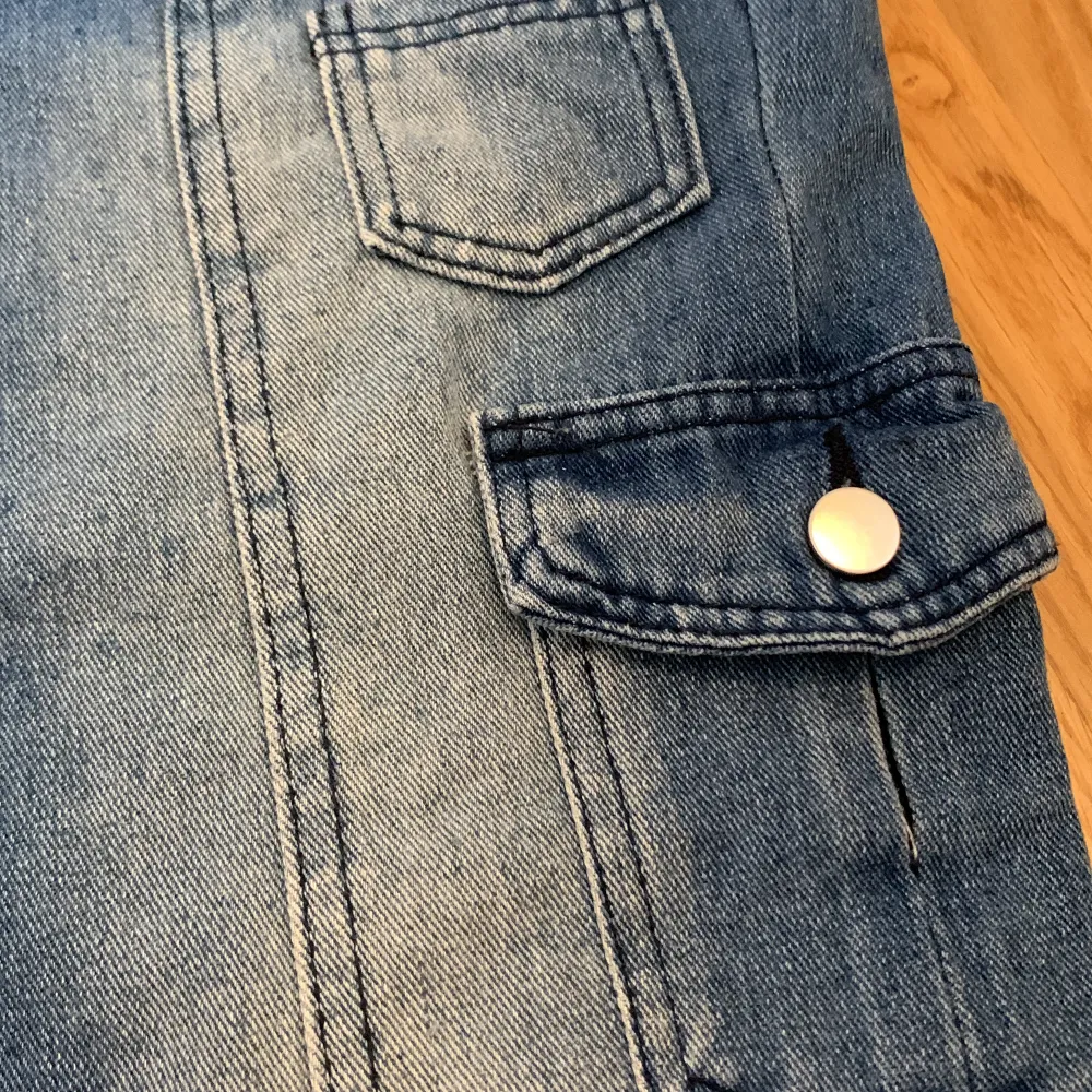 Säljer dessa snygga baggy jeansen! Påminner lite om cargopants🤩använd fåtal gånger💗. Jeans & Byxor.