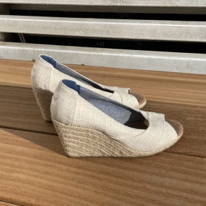 Toms skor - Ett par jättefina skor med kilklack från märket Tom’s. Strl 36. Endast använda en gång!