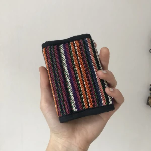 Hippie plånbok  - Jätte snygg hippie plånbok som jag köpte på en liten kristall affär. Den ligger mest i en låda tyvärr. Kolla in min profil för en i andra färger💞