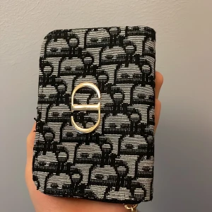 Dior plånbok - Den är inte äkta men är i bra kvalite. 