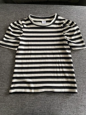T-shirt barn - T-shirten är köpt på Lindex och är använd några gånger. Den är i storlek 128 och säljs pågrund av att inte blivit använd. Den är i ett bra skick och är en söt tröja!😍Inköpt för 150 Kr.