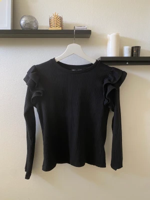 Svart tröja Zara - Sitter jätte fint, den är i bra skick och bara använd 2 gånger 