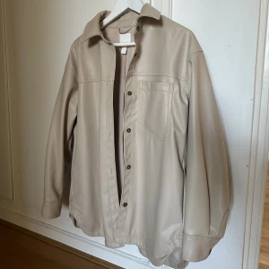 Jacka - Snygg skinnjacka i nyskick, perfekt till våren🌸Säljer då jag har alldeles för många jackor som inte kommer till användning💛