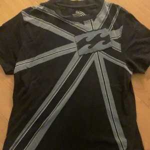 Billabong Surfer T-shirt - Size M skön y2k tisha
