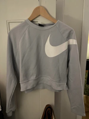 Långärmad topp Nike - Jättefin kort topp från Nike, storlek S. Kolla gärna in mina andra annonser!💛✨