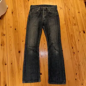 Ett par riktigt snygga Bootcut Jeans från märket Lee! Kan mötas upp i Stockholm eller frakta 
