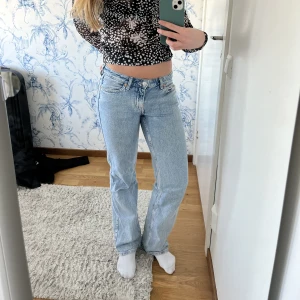 Weekday low jeans - Säljer mina low waist jeans från weekday i modellen arrow, använda men i fint skick!