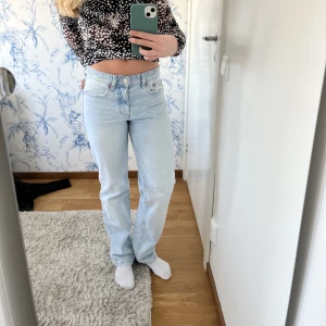 Zara mid rise jeans - Zara mid rise jeans i fint skick!