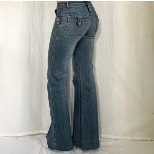 säljer dessa super snygga lågmidjade jeans då dom är alldeles för stora för mig (bilden är inte jag den är lånad!!) skulle passa någon som är runt 164-169cm lång!! trådarna har gått upp men de kan enkelt fixas! kom privat för mer information!💗💓