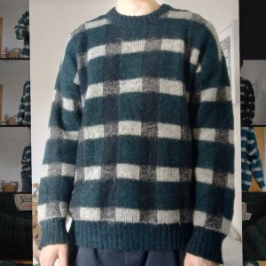 Stickad tröja  - Skick: 9/10 Modell: Herr Strlk: L/XL Varm & go' tröja från Greatman Executive. Köpt second hand för några år sen och har ej kommit till användning. Håller värmen bra och är helt rätt på kallare dagar. Inga defekter som hål/märken. Frågor? Hör av er!:-)