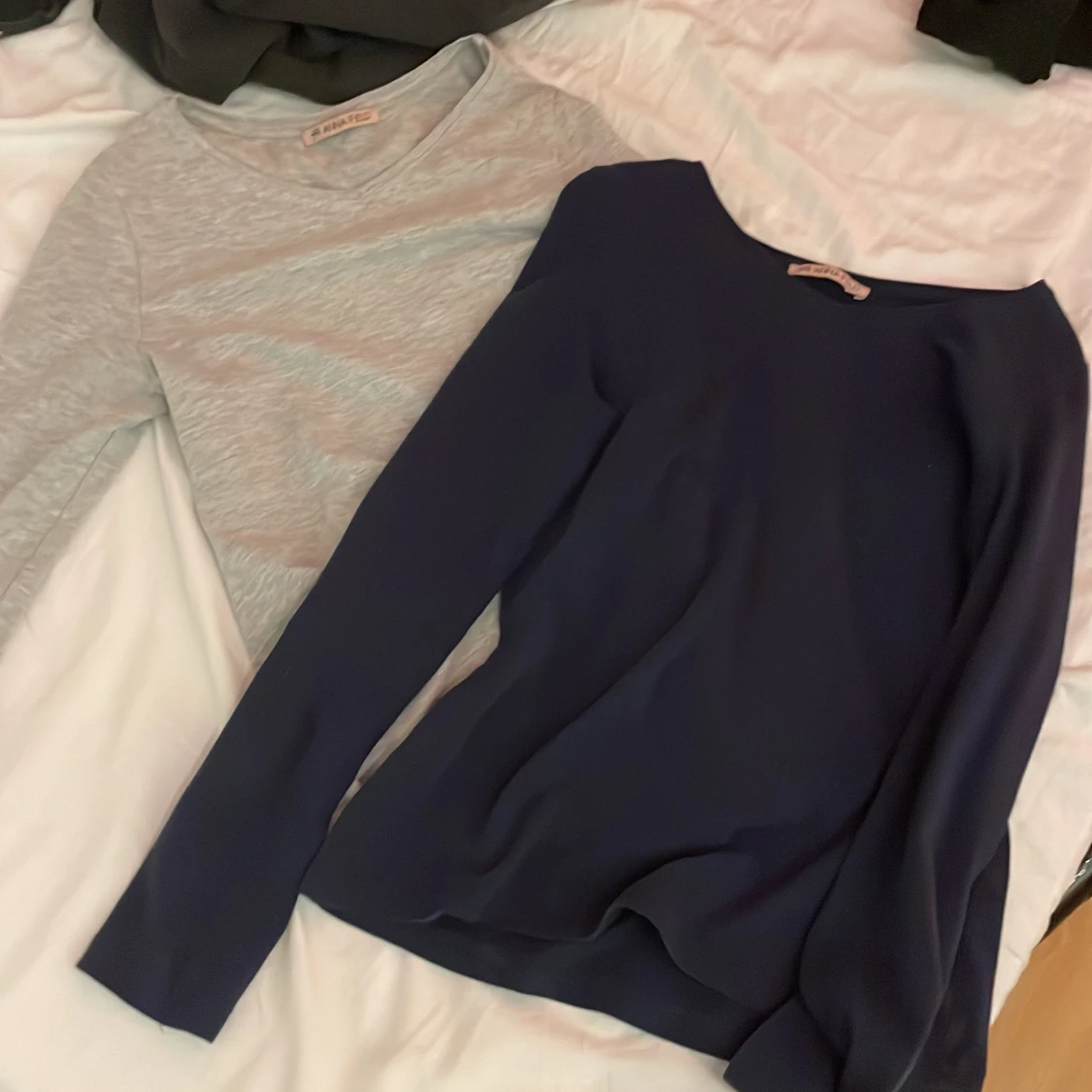 Två långärmade tröjor