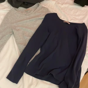 Två långärmade tröjor - Två tunna långärmade tröjor ifrån Anna Field. Endast köp vid båda två, 100kr för båda alltså. Kom privat för fler bilder eller andra frågor