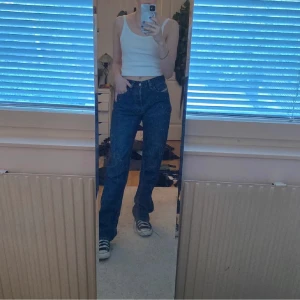 Diesel jeans! - Skitsnygga dieseljeans med rak passform. Storlek är 28/32 och passar bra på mig med 34/36 och som är 165cm. På den första bilden (lånad från tidigare ägare) ser ni hur de sitter på