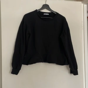 Tröja  - Svart långärmad tröja med volang från Zara i bra skick
