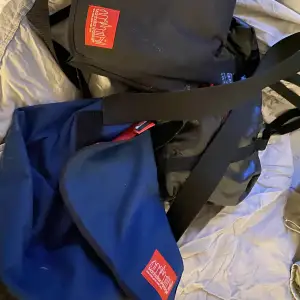 Två manhattan portage väskor i svart och blått. Mycket fint skick och väldigt praktiska väskor. 100kr/st