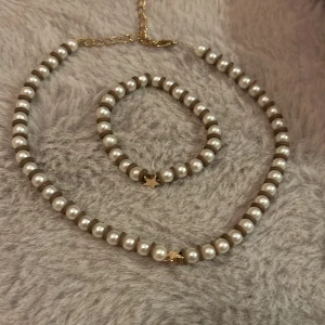 Snyggt armband+halsband - Säljer dessa snygga då de inte kommit till användning😄 köp båda för 10 kronor exklusive frakt och en av dem för 7 kronor exklusive frakt👍