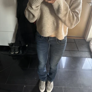 LTB jeans Valerie strl. W26 L34 - Jättefina mörkblåa jeans som är använda en gång. Jeansen är i modellen low waist bootcut. Strl. W26 L34 och passar för mig som är 166, de är väldigt stretchiga i materialet så formar sig väldigt fint samt passar mig som vanligtvis har W27.