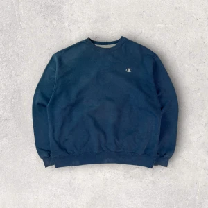 Champion Sweatshirt - 00’s - PTP: 69 cm, length: 69 cm. If you are interested in the item please DM first. 