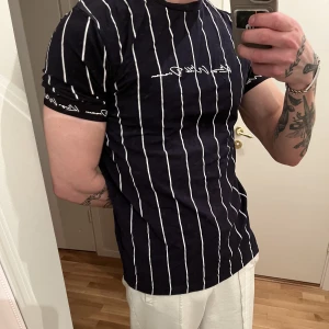 T-shirt med bra passform - Kings Will Dream t-shirt med bra passform och resår vid ärmarna. Knappt använd, nyskick. Nypris ca: 400:- OBS: kläderna är skrynkliga då de legat nerpackade.