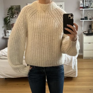 Vit stickad tröja  - Jätte fin vit stickad tröja💫😍 tröjan är i alpacka och ull blandning 