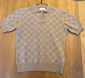 Topp Gucci  - Fin stickad piké med metallic tråd  Storlek L men liten i storlek
