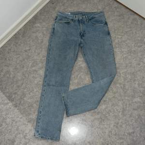 Ett par ljusa jeans byxor från hm, w32 L32, fina byxor i fint skick men jag använder dem inte längre :)