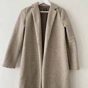 Kappa - Vårkappa från zara, aldrig använd! I storlek M men passar mig som i vanliga fall har storlek S 