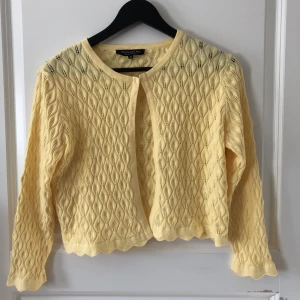 Gul kofta  - Säljer denna söta kofta då den aldrig kommer till användning (nyskick). Storlek M från signature! 