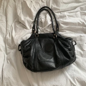 väska - så fin svart skinnväska 😻 kommer inte till användning så säljer den 💖 okänt märke, sista bilden är storleken jämfört med en skoldator ❤️