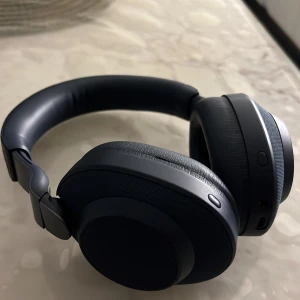 Jabra Elite 85h wireless hörlurar - Hej! säljer dessa Jabra Elite 85h wireless hörlurar på grund av att jag fått ett par nya i present, de har väldigt bra ljud samt bas och även bra ljudisolering. Paket och kvitto följer tyvärr inte med därav priset. Nypris 2190kr. 