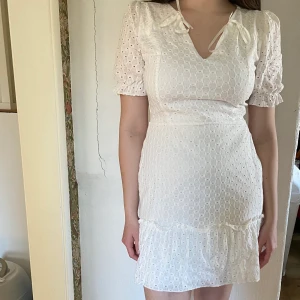 Studentklänning  - Jättefin student klänning, använd en gång, fina detaljer och med buffarmar 